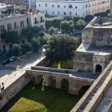 Da qui su possiamo prima di tutto ammirare l�intero impianto trapezoidale della fortezza, con i suoi bastioni, il ponte sospeso sul manto verde del fossato...